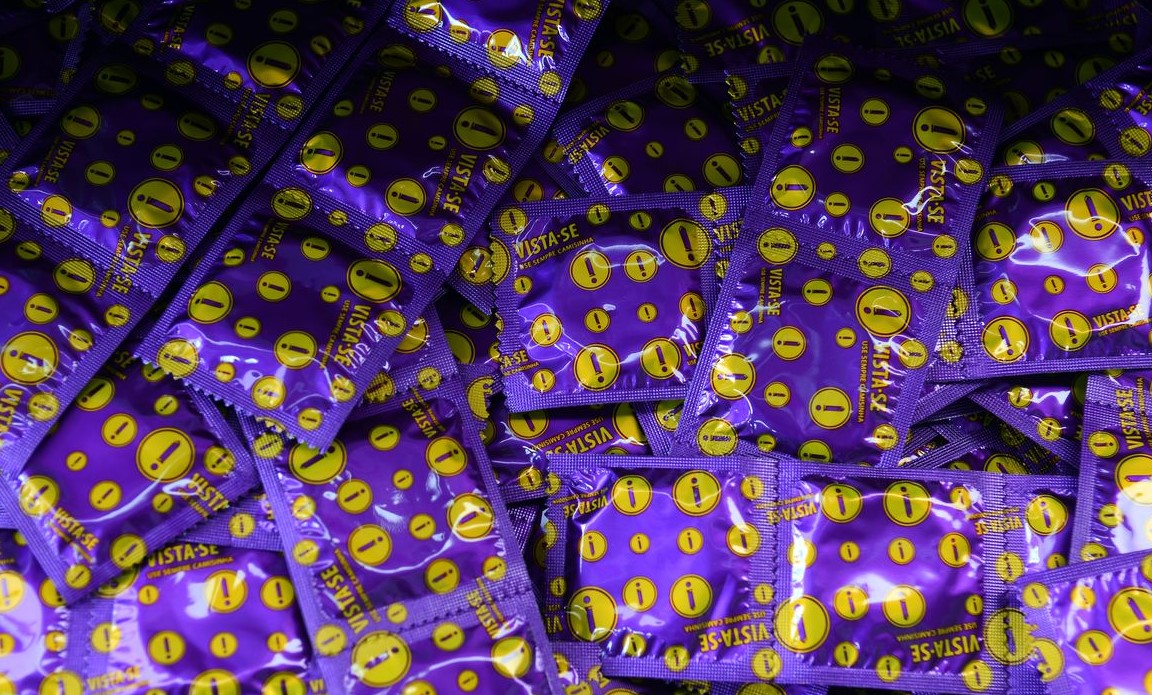 Jovens fervem camisinhas, bebem o líquido e ficam drogados