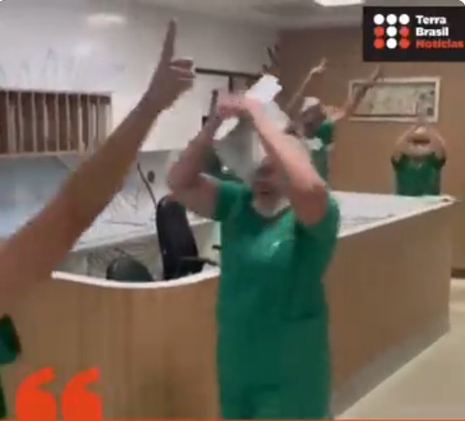 VÍDEO: Enfermeiros comemoram sanção de piso salarial por Bolsonaro aos gritos de “mito, mito”