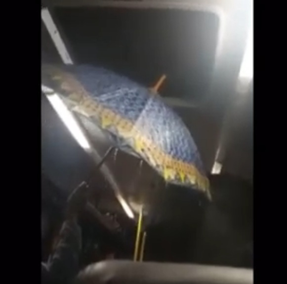 VÍDEO: Estudantes abrem guarda-chuva dentro de ônibus escolar para escapar de goteiras no RN