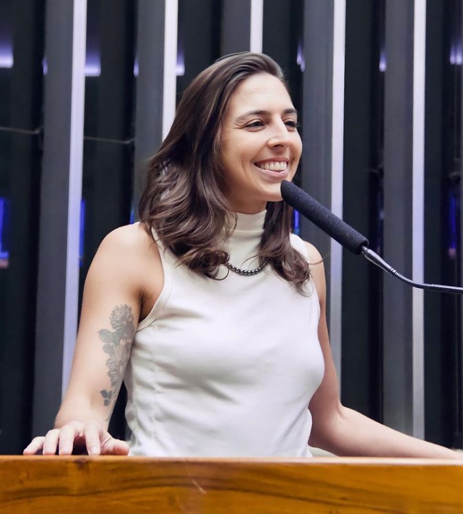 VÍDEO: Natália Bonavides sorri por Lula ter chamado Fátima de “grelo duro”