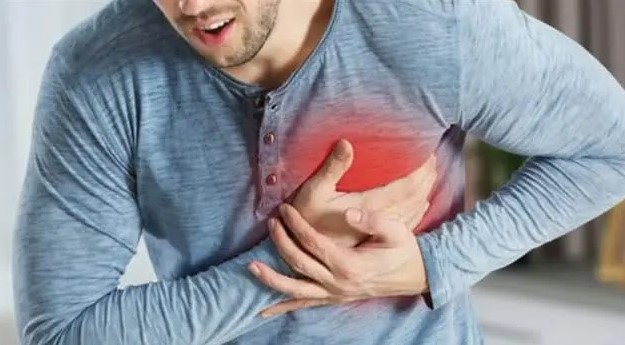 Dor no peito: 9 principais causas e quando pode ser infarto