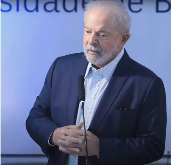 Lula sugere usar Auxílio Brasil para comprar livro sobre ele