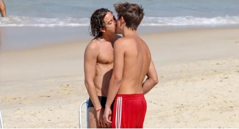 Jesuíta Barbosa, o Jove de 'Pantanal', beija rapaz em praia