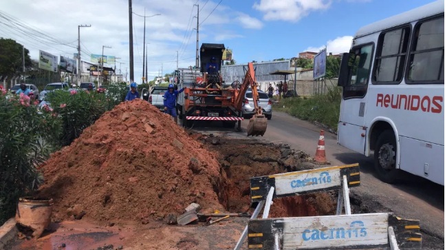Tubulação da Caern rompe e abre buraco em movimentada avenida de Natal