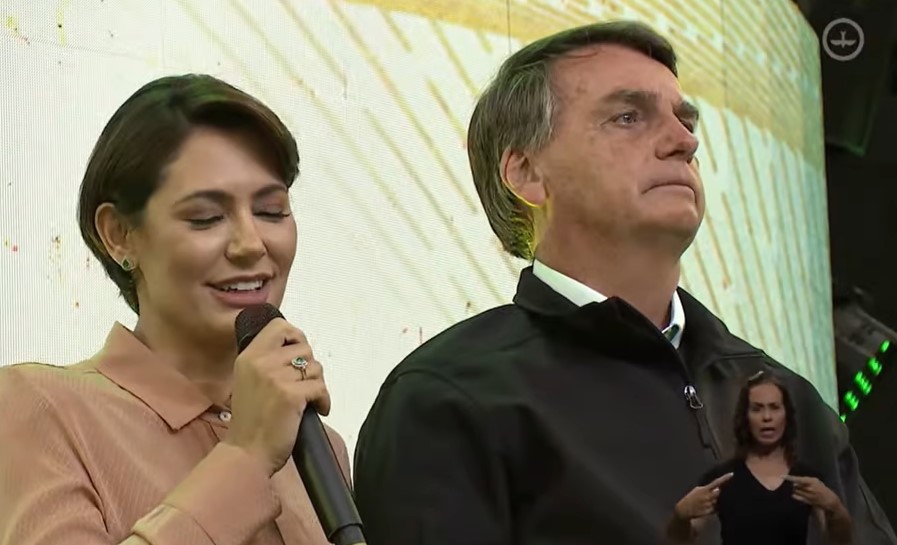 Michelle Bolsonaro fala em "guerra contra o mal" durante culto com o marido em Minas Gerais