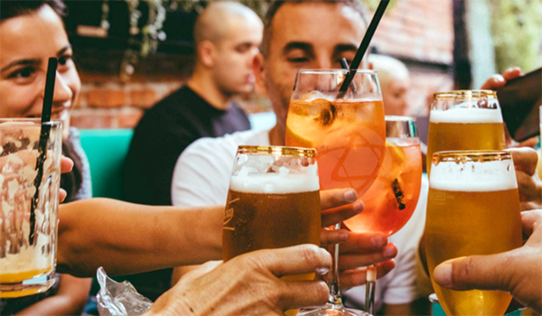 Consumir bebidas alcoólica de forma excessiva: faz bem para o coração? corro risco de infarto?