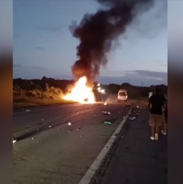 VÍDEO: Motociclista morre e carro pega fogo após colisão frontal na BR-226 no RN