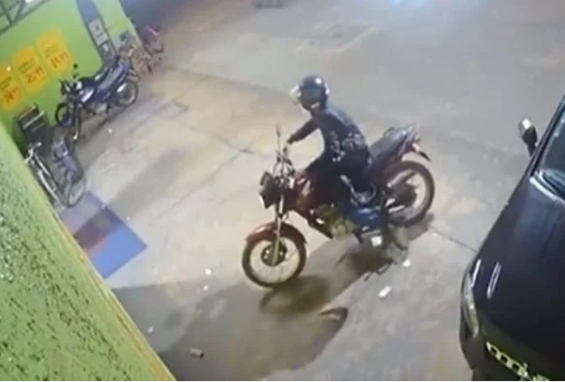 VÍDEO: Ladrão assalta mercado, esquece mochila aberta e deixa dinheiro cair; ASSISTA