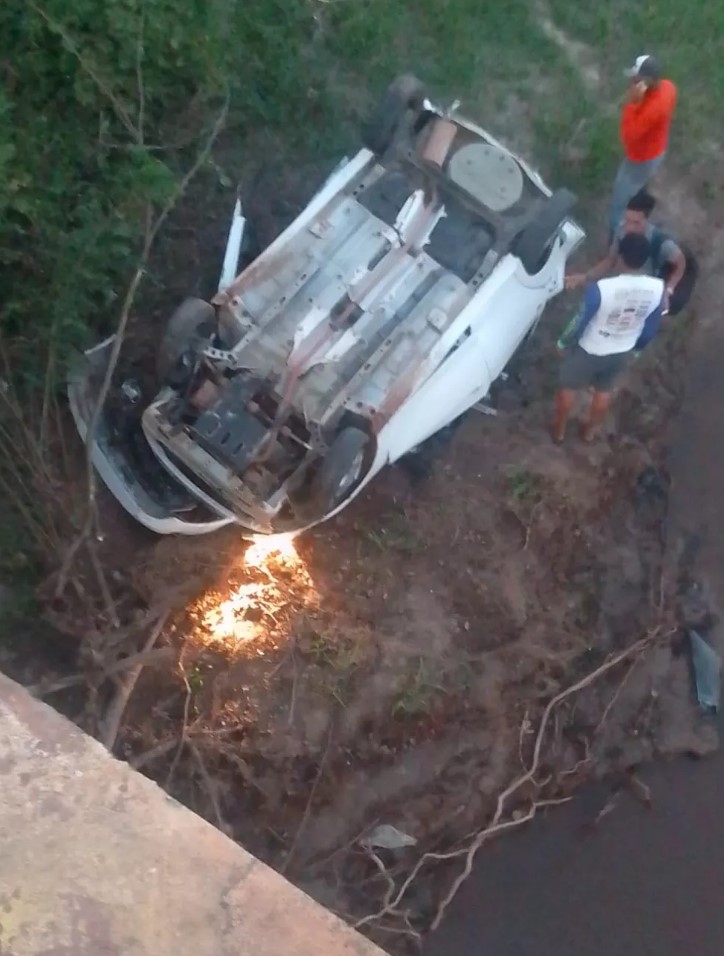 Mulher morre e filha fica ferida após carro capotar e cair em rio no interior do RN