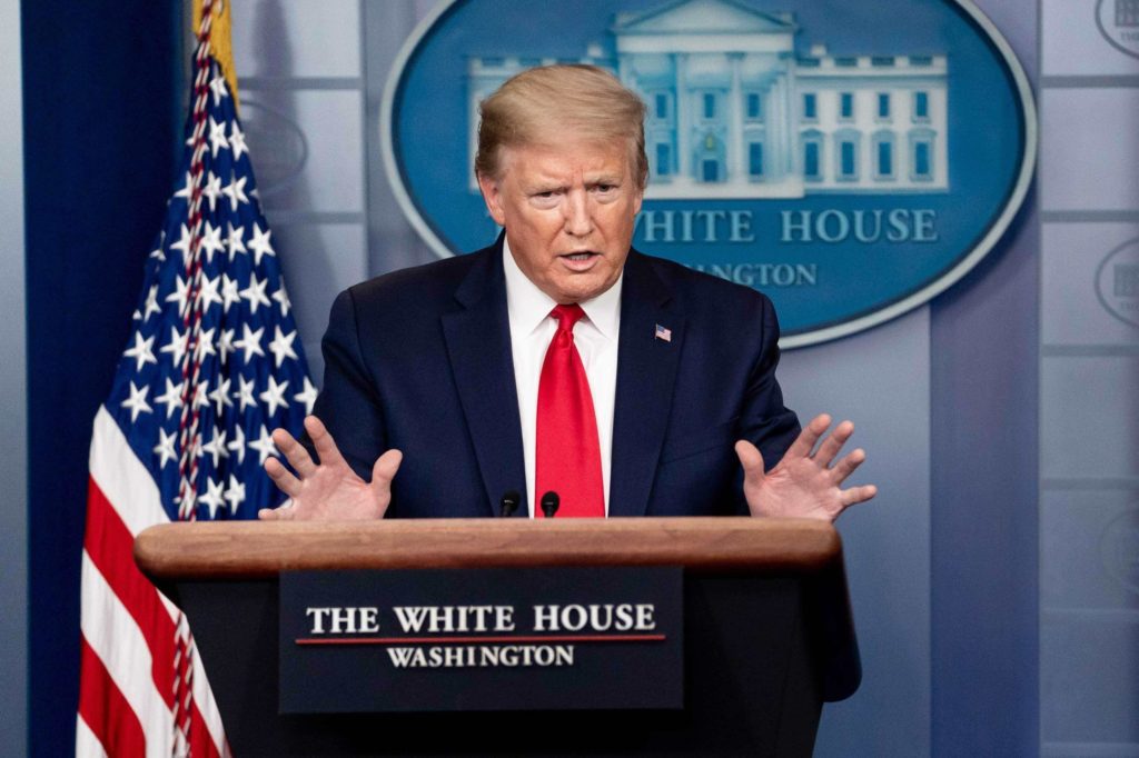 FBI executa mandado de busca em mansão de Donald Trump