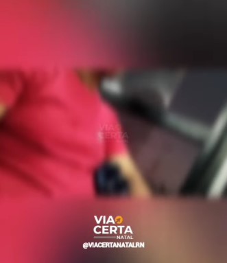 VÍDEO: Homem é detido após ser flagrado se masturbando dentro de ônibus lotado na Grande Natal