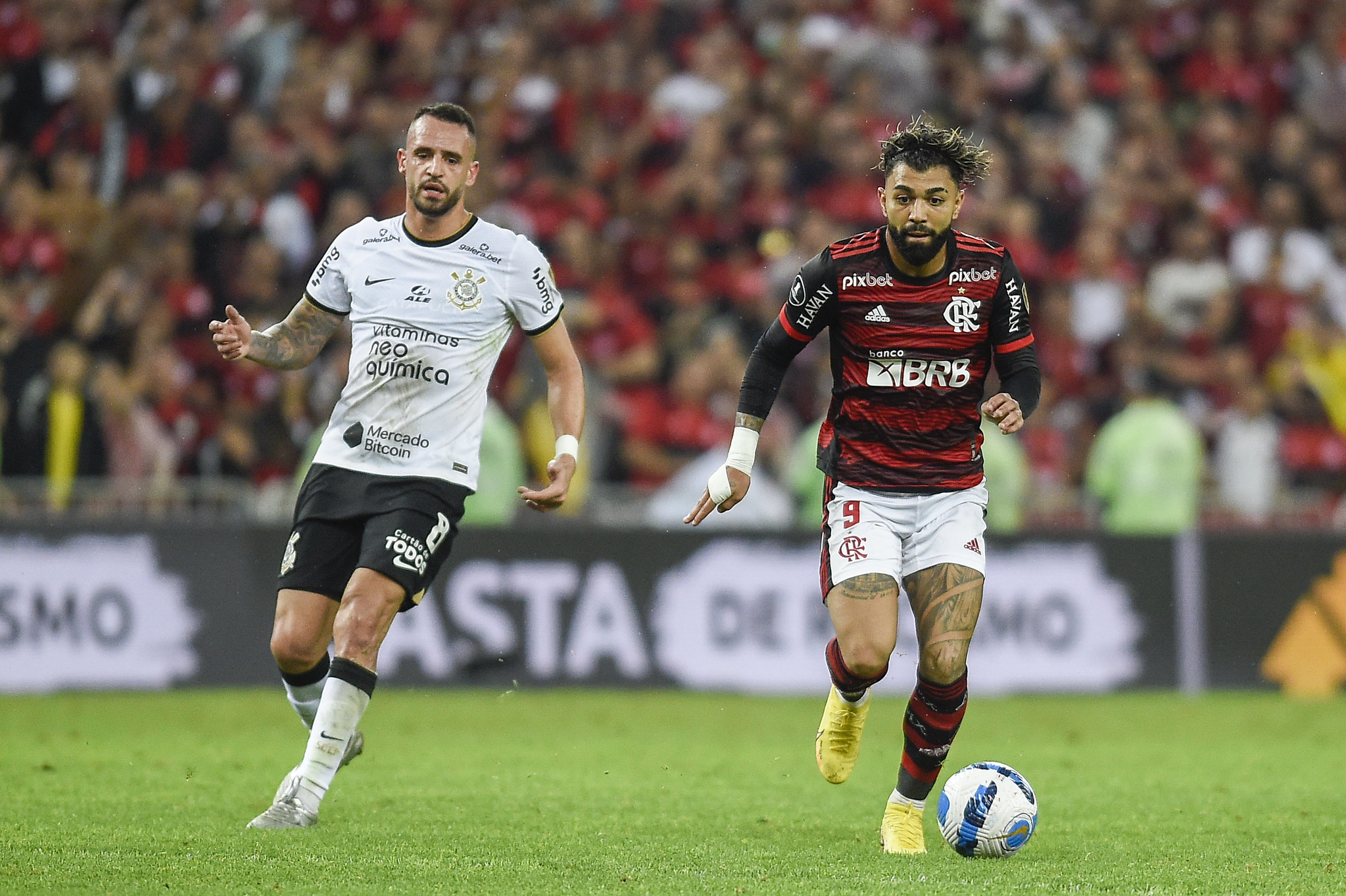 SBT ultrapassa Globo e lidera audiência durante Flamengo x Corinthians