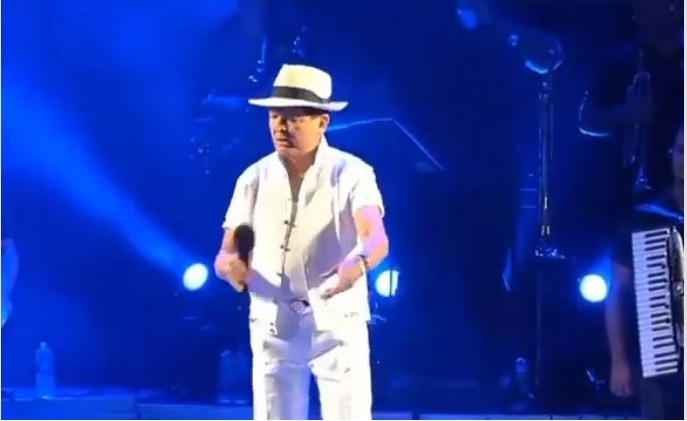 VÍDEO: Alcymar Monteiro briga com equipe durante show e músicos pedem demissão: ‘Aqui quem tem que aparecer sou eu’