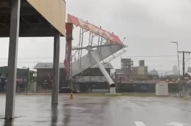 VÍDEO: Ciclone atinge litoral de Santa Catarina e causa transtornos