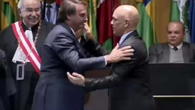 Bolsonaro dá camisa do Corinthians a Alexandre de Moraes e diz que vai à posse no TSE
