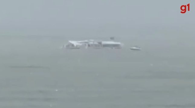 VÍDEO: Ciclone atinge em cheio e deixa embarcação à deriva em Santa Catarina