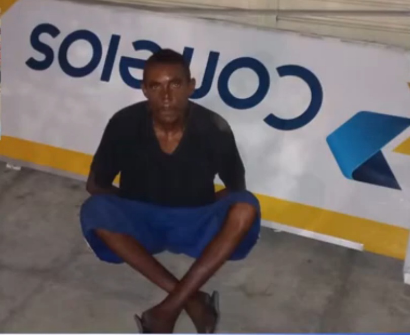 VÍDEO: Homem é preso após tentar furtar letreiro dos Correios em Natal