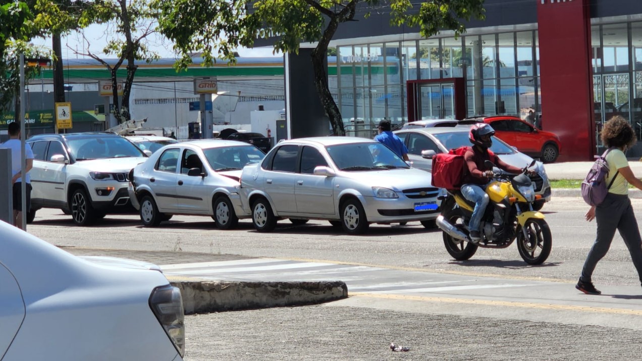 Engavetamento deixa trânsito lento na avenida Roberto Freire