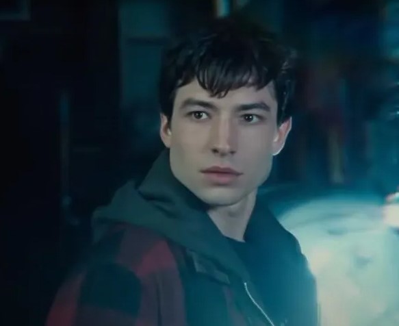 Ezra Miller é suspeito no desaparecimento de jovem e três filhos
