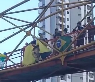 VÍDEO: Bandeiras do Brasil e com rosto de Bolsonaro são rasgadas em ato pró-Lula em Natal; ASSISTA
