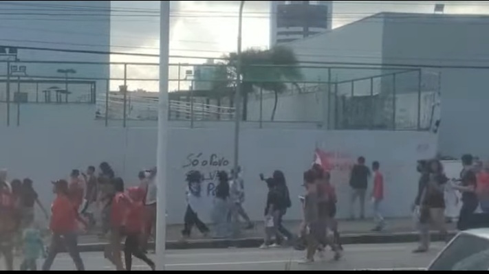 VÍDEO: Manifestante é flagrado pichando muro durante ato contra Bolsonaro em Natal; ASSISTA