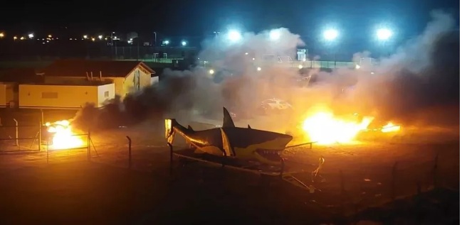 VÍDEO: Torcedores queimam carros de jogadores de time argentino após derrota; ASSISTA