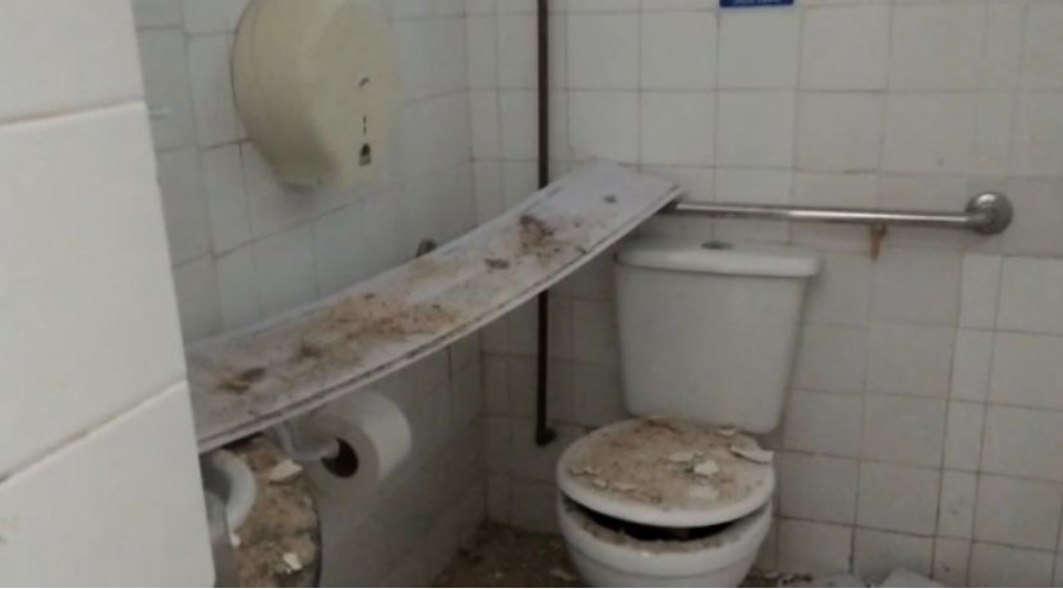 VÍDEO: Parte de teto de banheiro de UBS desaba em Natal