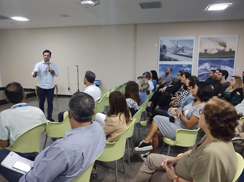 Palestra na Casa da Indústria destaca relacionamentos, entre pais e filhos, que estimulam autonomia e segurança