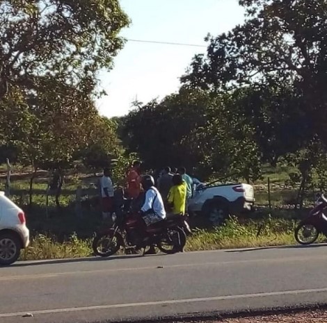 Carro bate em traseira de ônibus escolar e condutor morre no RN