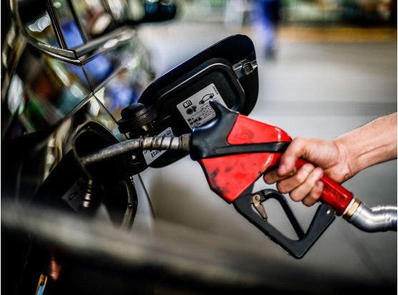 Gasolina fica 4,8% mais barata para distribuidoras a partir desta terça