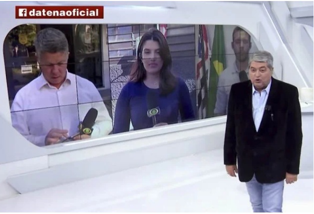 Datena flagra repórter ao celular e aplica “punição” ao vivo