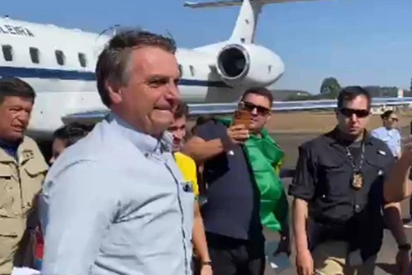 VÍDEO: Bolsonaro chega arrastando multidão em cidade onde levou facada