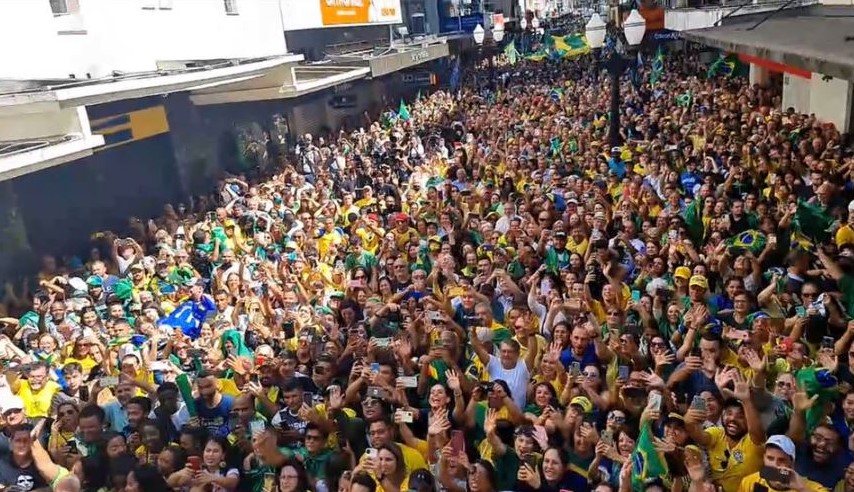 VÍDEOS: Bolsonaro volta a local da facada, reúne multidão e diz que eleição é luta do “bem contra o mal”
