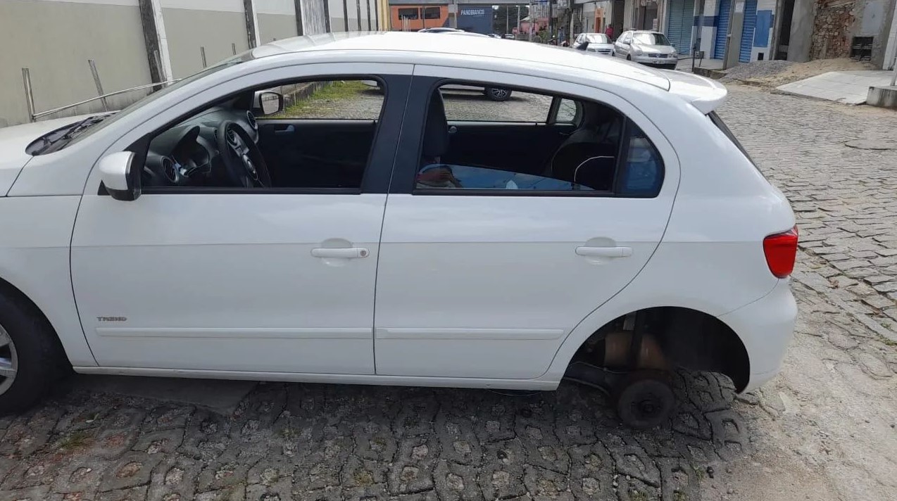 VÍDEO: Bandidos furtam pneus de veículos estacionados na Grande Natal