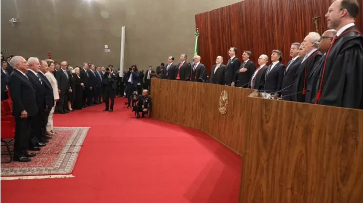Lula e Bolsonaro se sentam frente a frente em posse de Moraes no TSE