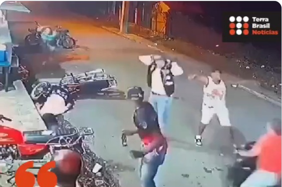 VÍDEO: Bandido se atrapalha e atira em comparsa durante tentativa de assalto; ASSISTA