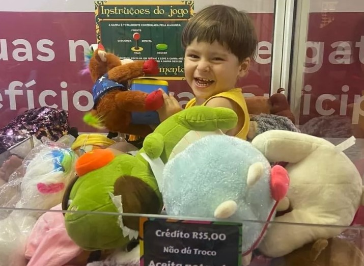 VÍDEO: Menino entra em máquina de pelúcias de shopping do Rio