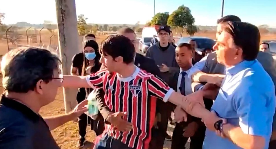 VÍDEO: Bolsonaro é provocado durante selfies com apoiadores e se envolve em confusão com youtuber em Brasília