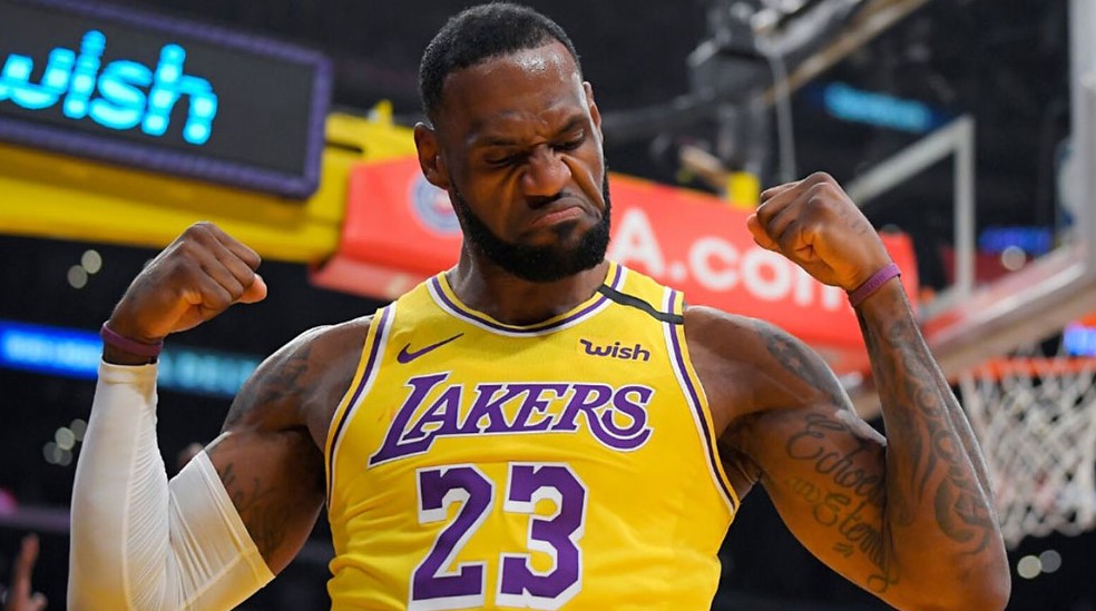 LeBron renova com Lakers e se torna atleta mais bem pago da história da NBA