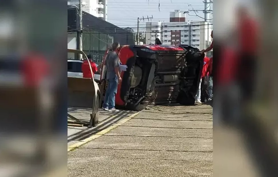 Aluna acelera e capota carro durante prova de autoescola: 'Bateu em uma grade e virou'