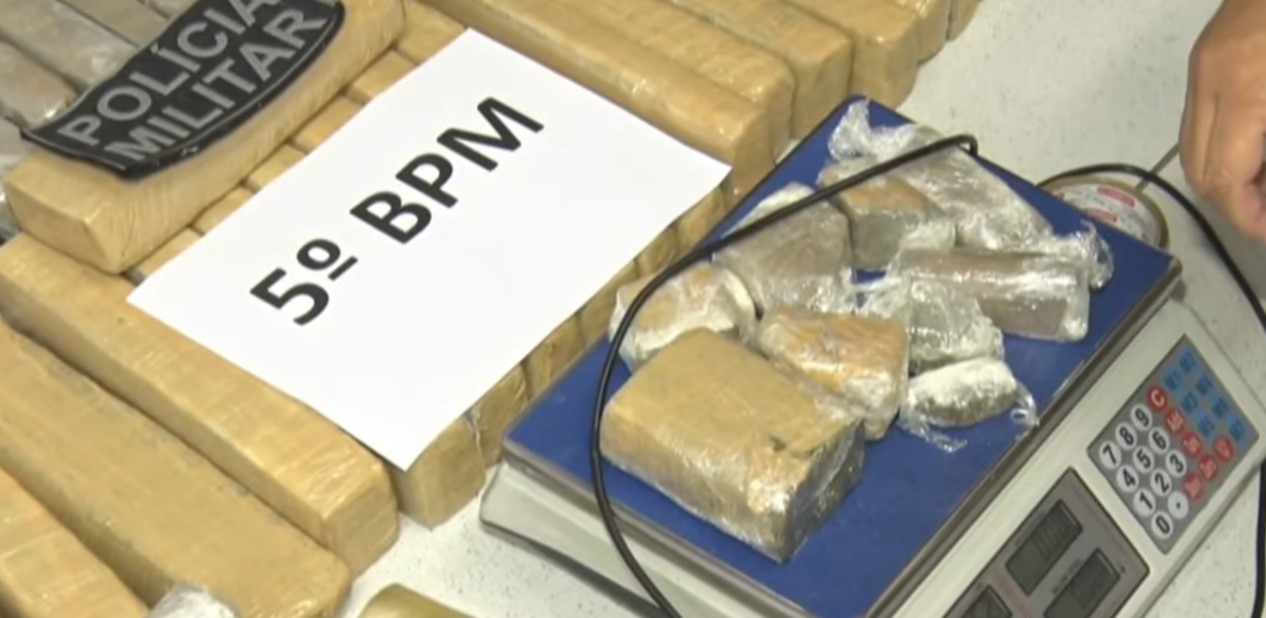 VÍDEO: Polícia Militar apreende 65kg de drogas em prédio abandonado no Alecrim