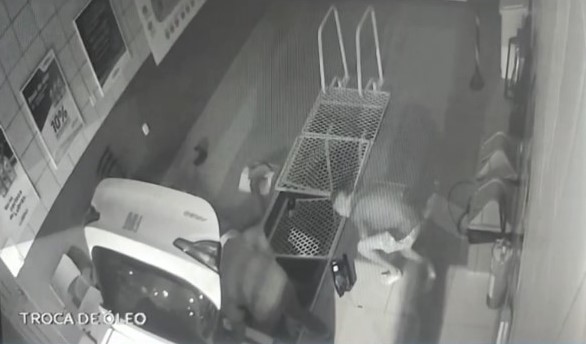 VÍDEO: Ladrão se atrapalha e cai em buraco enquanto roubava cofre em posto de combustíveis