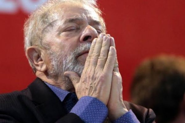 “Não quero ficar disputando voto religioso”, diz Lula