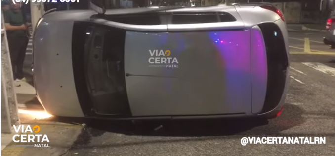 VÍDEO: Carro capota após grave acidente em uma das principais avenidas de Natal; ASSISTA