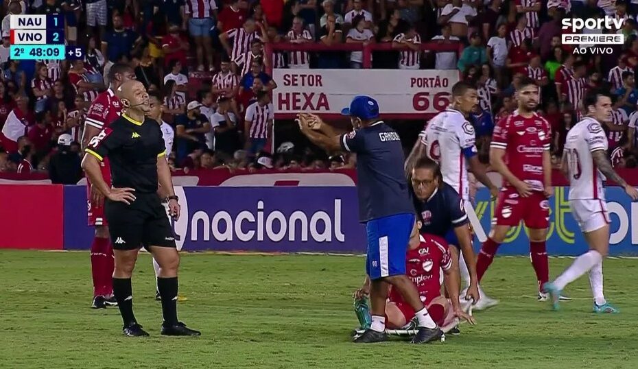 [VÍDEO] Maqueiro se revolta, discute com juiz em campo e derruba jogador do Vila Nova em jogo pela Série B