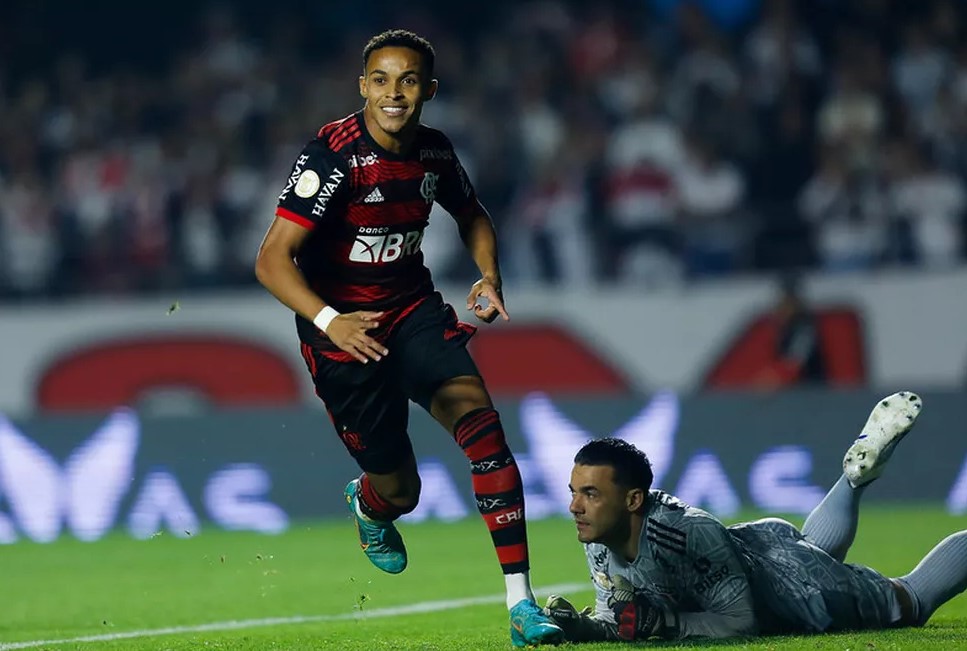 Clube inglês faz proposta por revelação do Flamengo