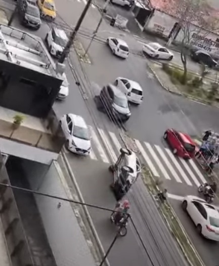 VÍDEO: Carro capota em cruzamento de avenidas movimentadas de Natal