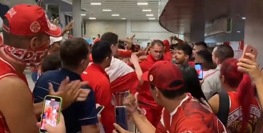 VÍDEO: Torcida do América faz festa no aeroporto para manifestar apoio aos jogadores