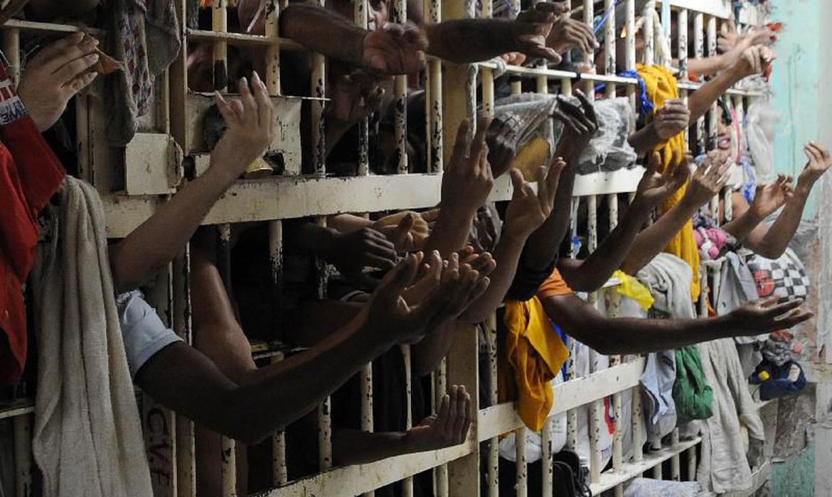 Governo Fátima regulamenta Lei para garantir emprego a detentos e ex-presidiários