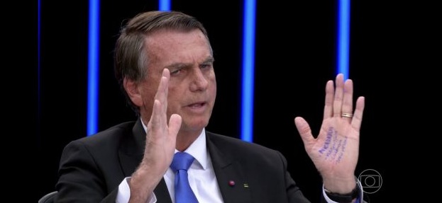 Bolsonaro vai ao JN pela segunda vez com cola na mão; veja
